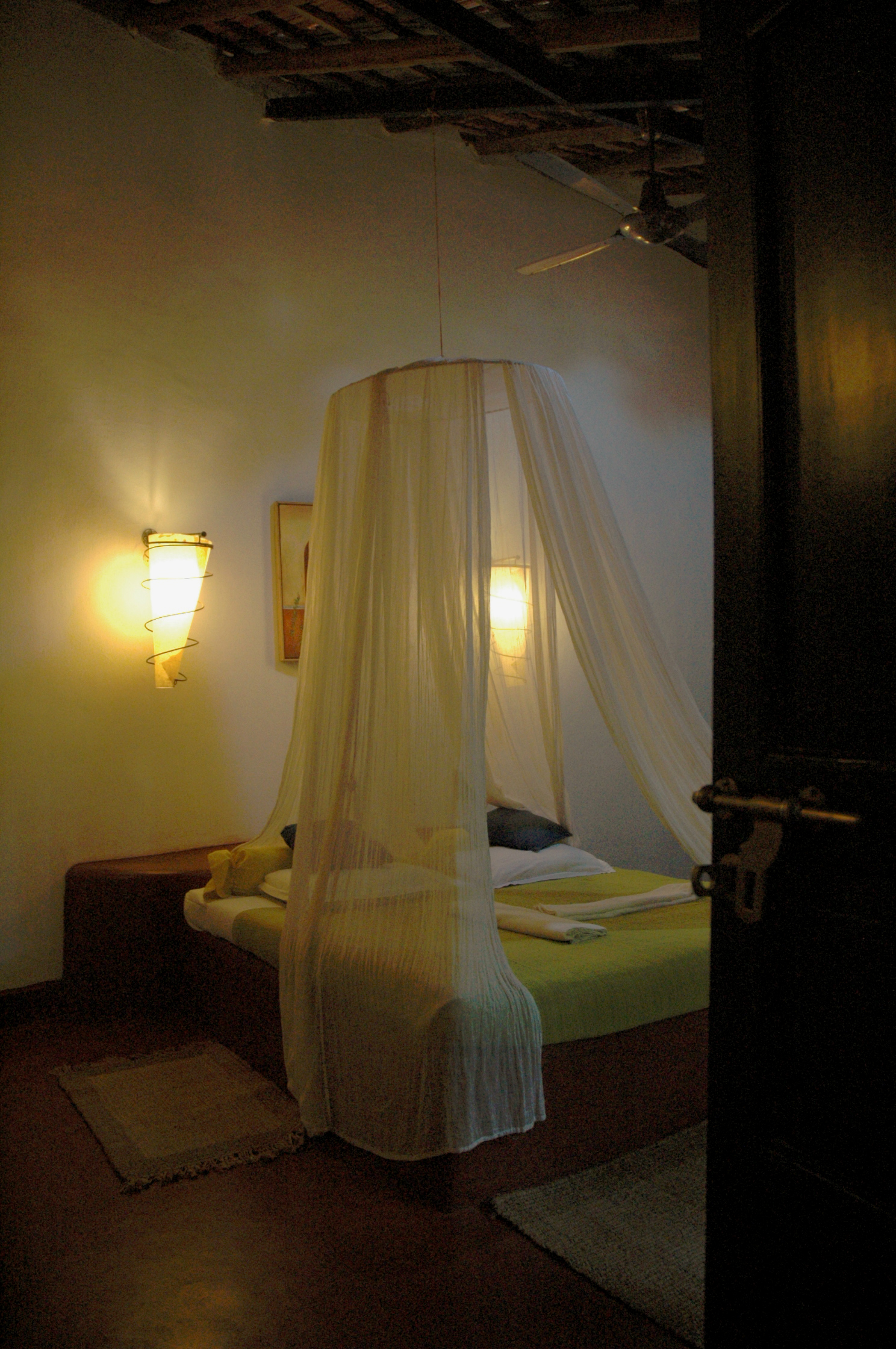 Canopied bed, Laguna Anjuna